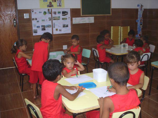 Crianças em atividade pedagógica na sala de aula