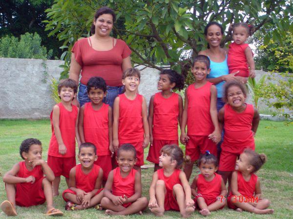 Turma com as educadoras no jardim do Instituto