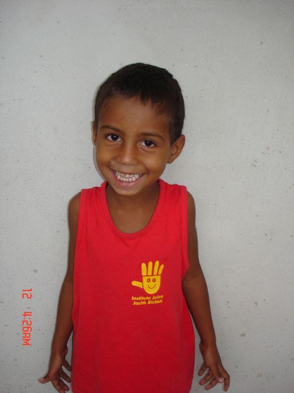 Menino com o uniforme do Instituto Juíza Josith Ricken