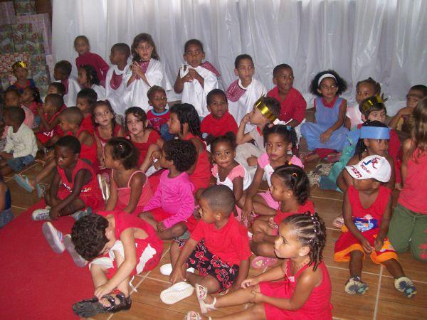 Crianças do Instituto reunidas em apresentação