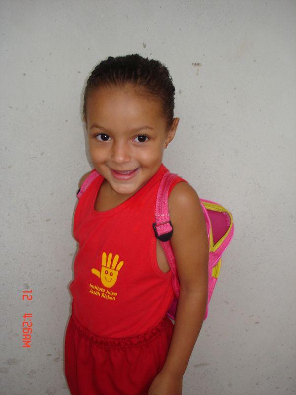 Menina com mochila e uniforme do Instituto